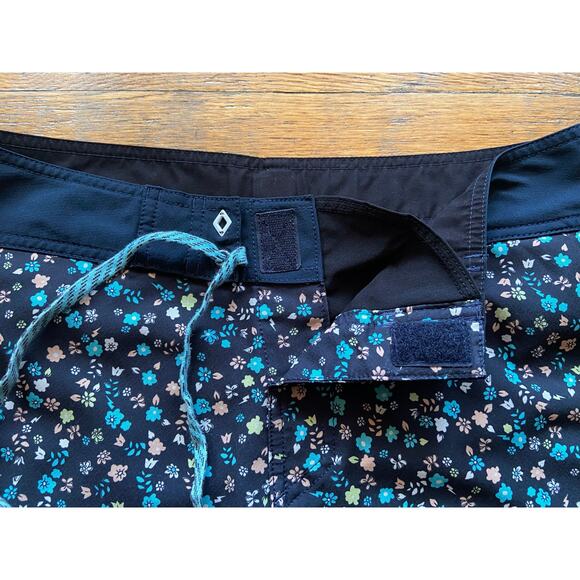 QUIKSILVER Black w/Multicolor Floral Boardshorts sz 32 - Picture 3 of 12